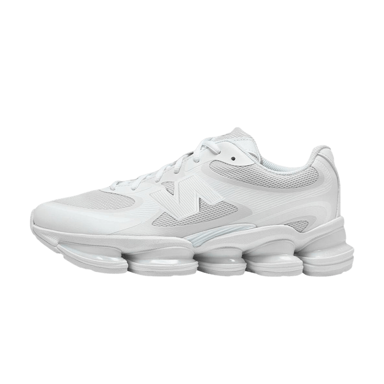 New Balance 2000 'White Grey' zijaanzicht met witte mesh-upper, grijze accenten en opvallende bulbeuze zoolunit