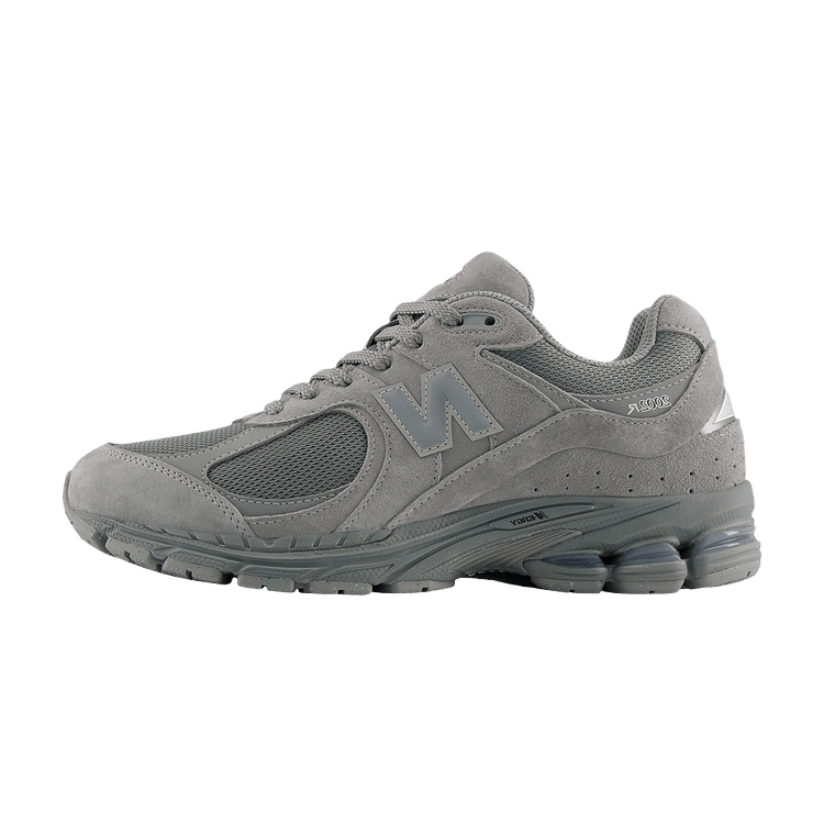 New Balance 2002R Slate Grey Dark Silver Metallic, zijaanzicht met suède en mesh, prominent zoolprofiel