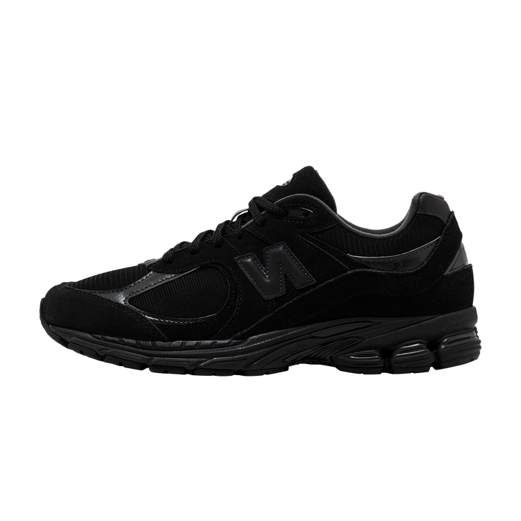 New Balance 2002R Triple Black Suede, zijaanzicht met zwart suede en mesh, reflecterende N-logo, gestructureerde zool