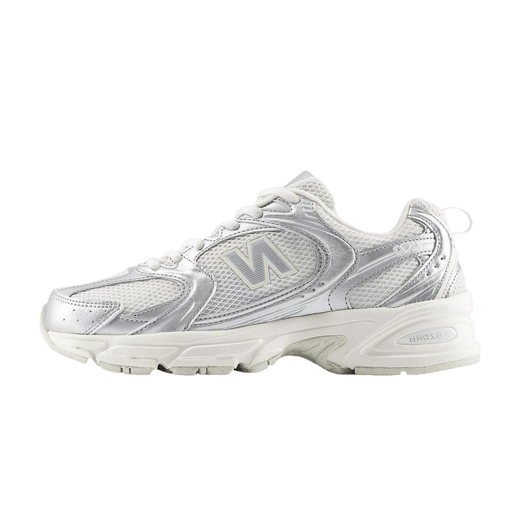 New Balance 530 Silver Metalic Reflection, zijaanzicht met zilvermetallic mesh en witte zool