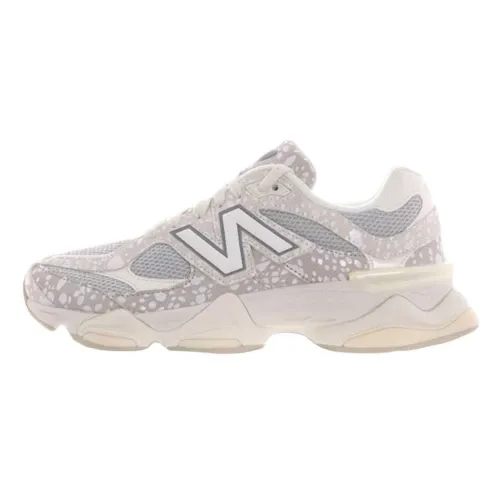 New Balance 9060 Grey Matter Reflection, zijaanzicht met grijze mesh, wit logo en crème zool