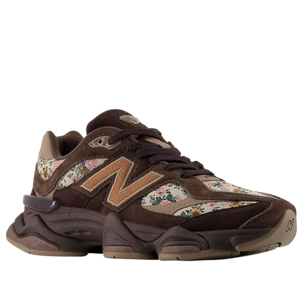 New Balance 9060 atmos Pink Timeless Beauty, vooraanzicht met bloemenprint, suède en volumineuze zool