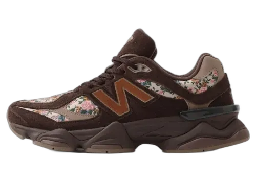 New Balance 9060 atmos Pink Timeless Beauty, zijaanzicht met bruine suède, bloemenprint en gouden N-logo
