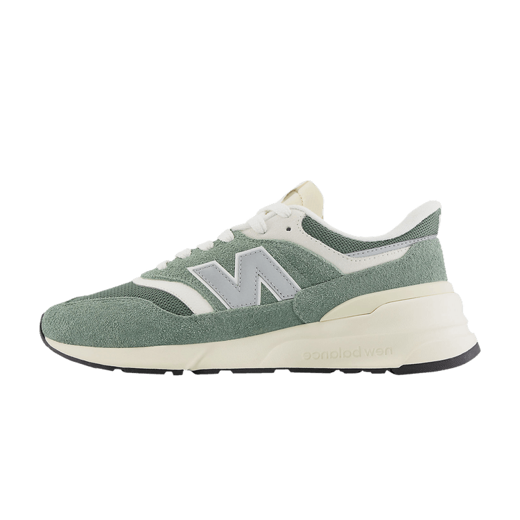 New Balance 997R Green, zijaanzicht van sneaker met groen suède bovenwerk, wit N-logo en crèmekleurige zool