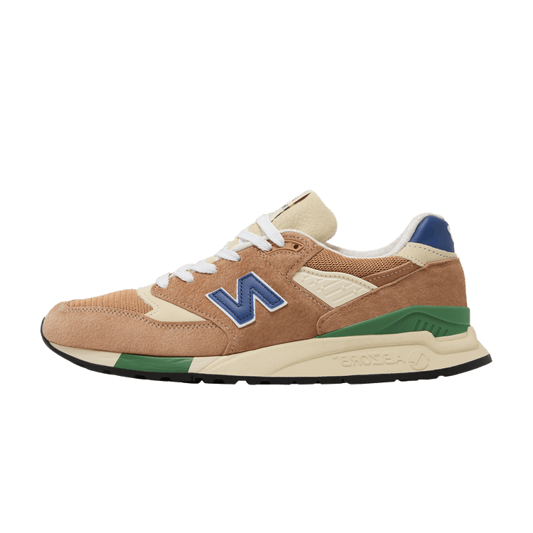 New Balance 998 MiUSA Teddy Santis, zijaanzicht met suède in beige-bruin, wit mesh, blauw N-logo en groen accent aan zool