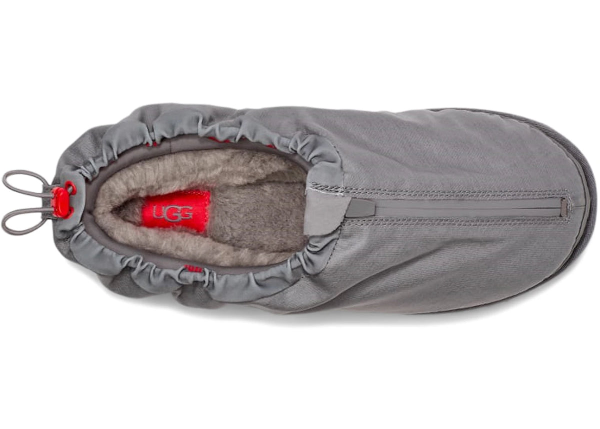 UGG Tasman Shroud Zip Slipper Dark Grey, bovenaanzicht van binnenkant met fluffy voering, rode labeldetail en rits