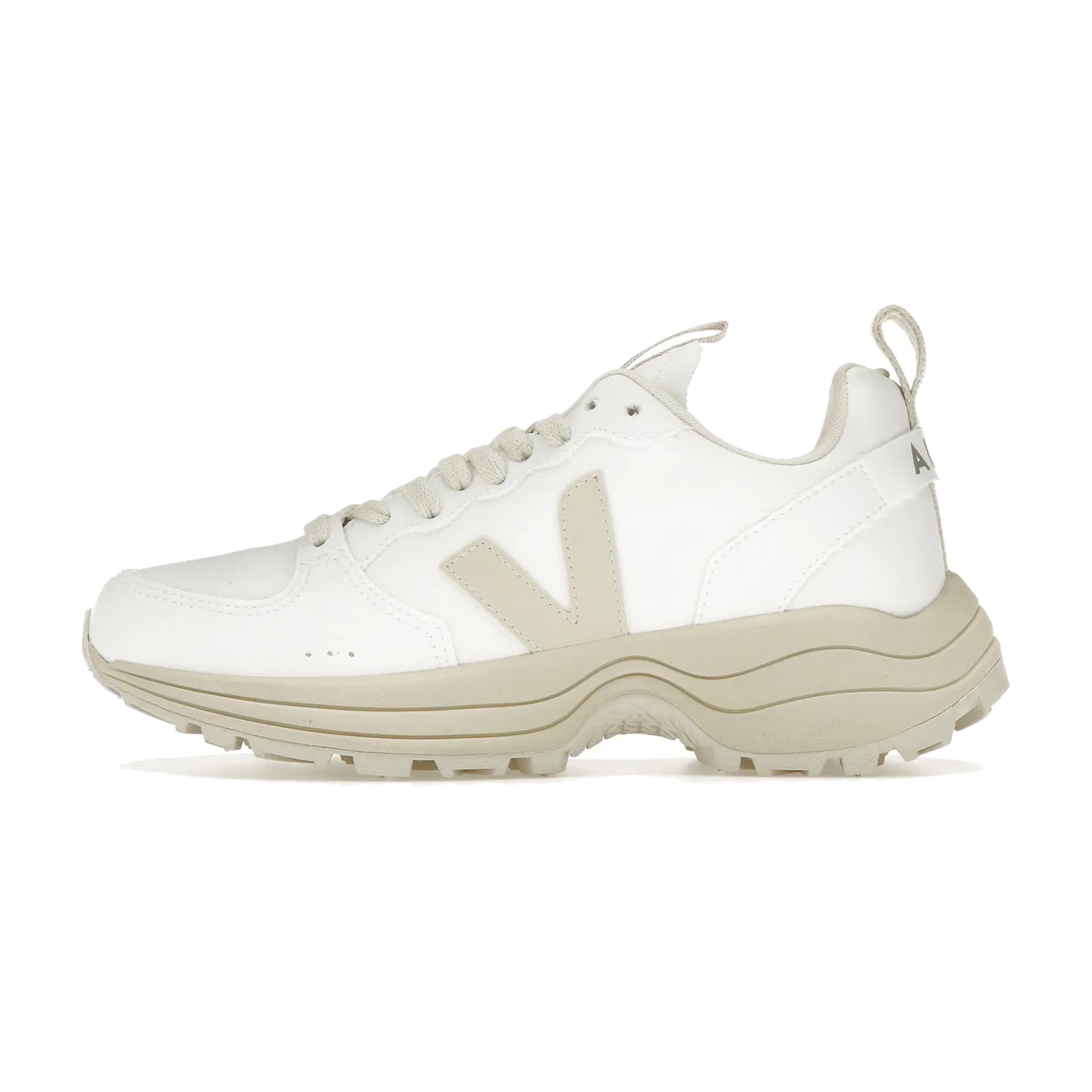 Veja Venturi VC White Pierre, zijaanzicht met wit leer, beige V-logo en dik gebobbeld zoolprofiel