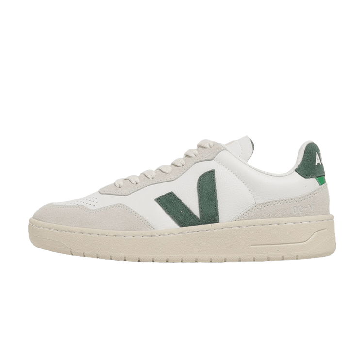 Veja V-90 Extra White Cyprus, zijaanzicht van witte sneaker met donkergroen suède V-logo en crèmekleurige zool