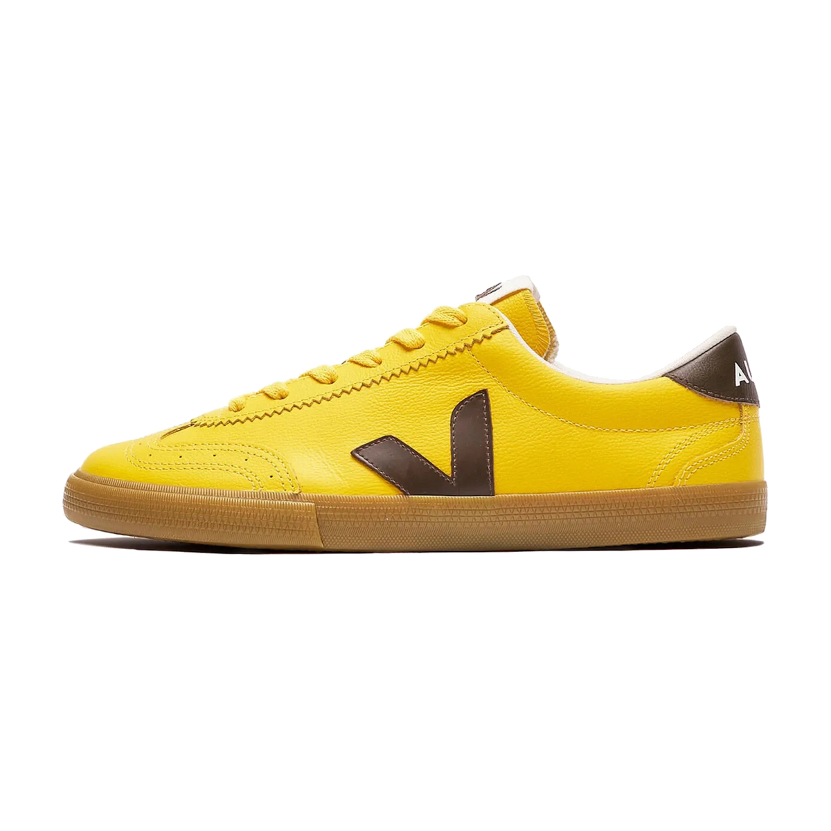Veja Volley Leather Sunshine Eagle Natural, zijaanzicht: geel leren sneaker met bruine V-logo en gummibeige zool