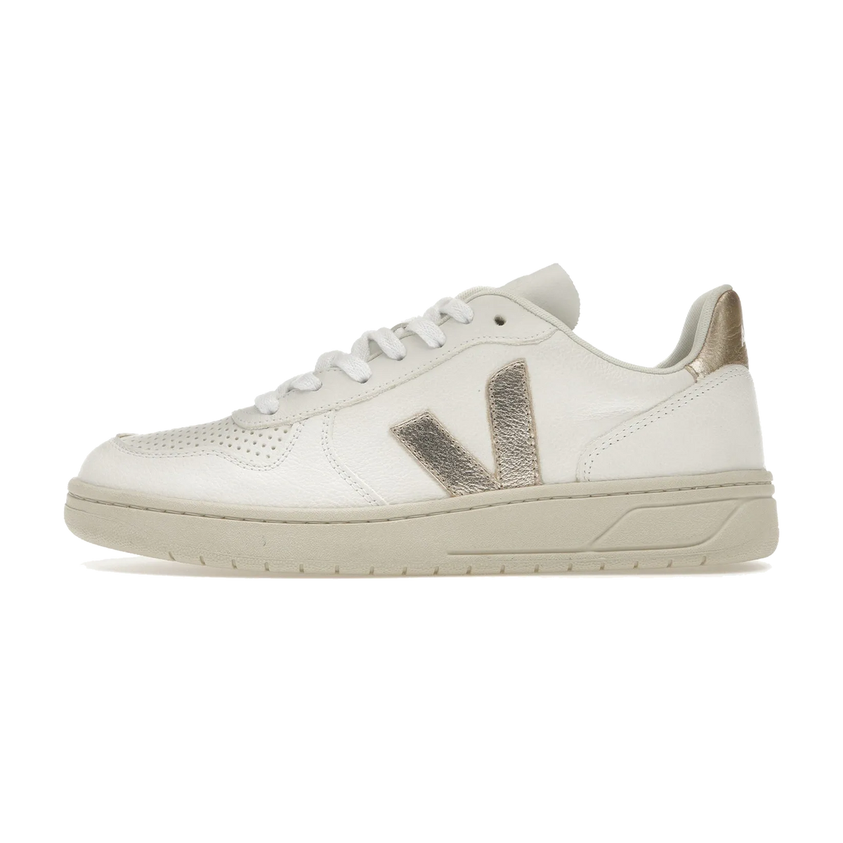 Veja V-10 Chromefree Leather White Platine zijaanzicht, wit leer met metallic grijze V-logo's en crèmekleurige zool