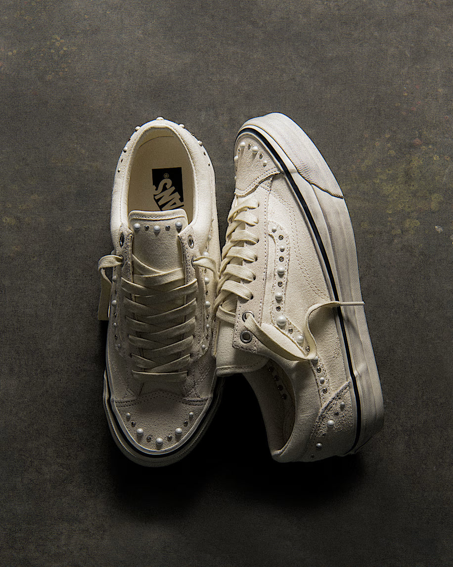 Vans LX Old Skool 36 Pearlized Pack Marshmallow White, bovenaanzicht van beide schoenen met studs op voorkant