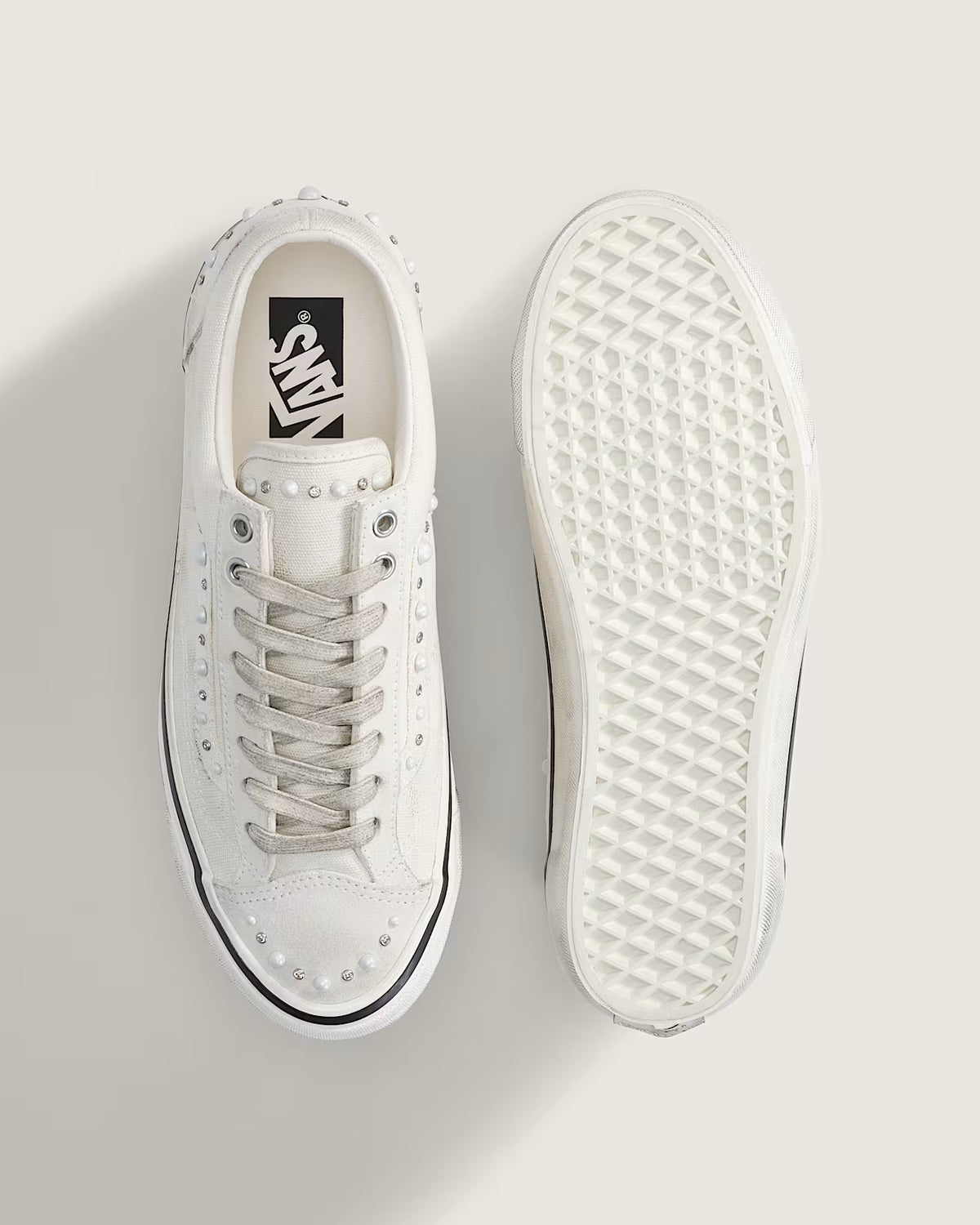 Vans LX Old Skool 36 Pearlized Pack Marshmallow White, vooraanzicht en zoolprofiel met wafelpatroon