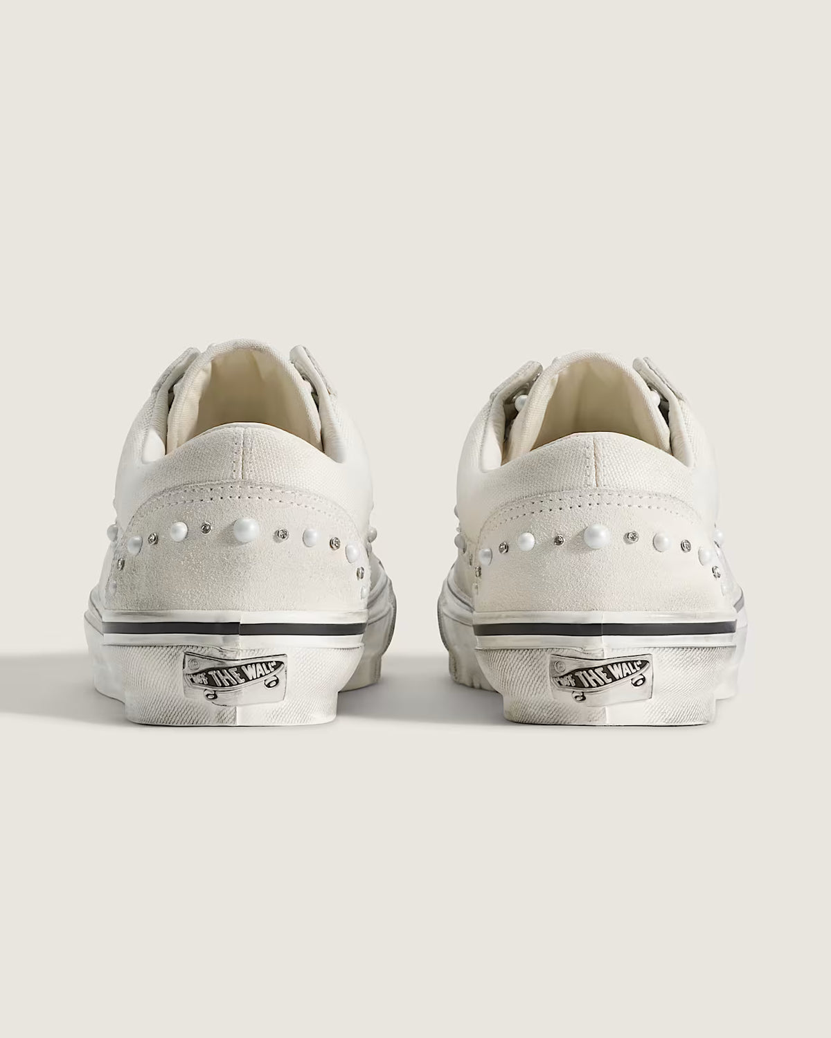 Vans LX Old Skool 36 Pearlized Pack Marshmallow White, achteraanzicht van beide schoenen met studs en Vans-logo