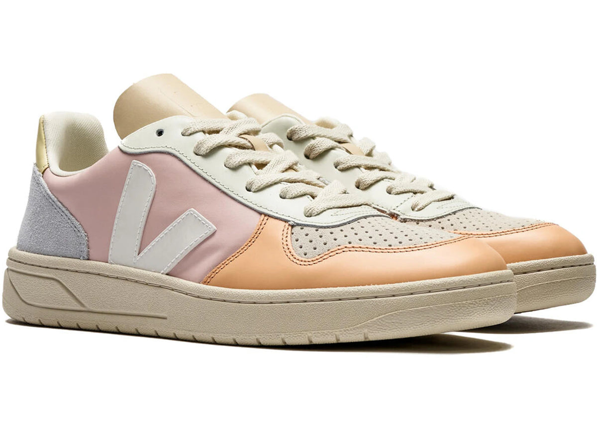 Veja V-10 Leather Petale White, driekwart aanzicht toont beige veters en kleurrijke panelen in pastelkleuren
