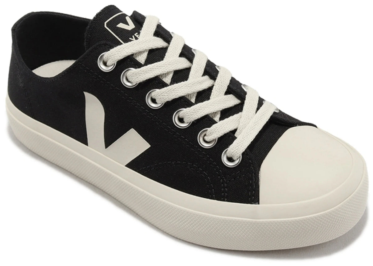 Veja Wata II Low Canvas Black Pierre, driekwart aanzicht met witte veters, zwarte bovenkant en wit rubberen neus