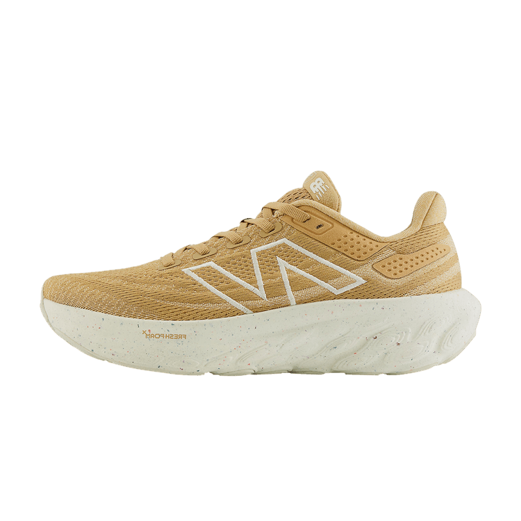 New Balance Fresh Foam X 1080v13 Dolce Sea Salt, zijaanzicht met goudkleurig bovenwerk en witte FreshFoam-zool