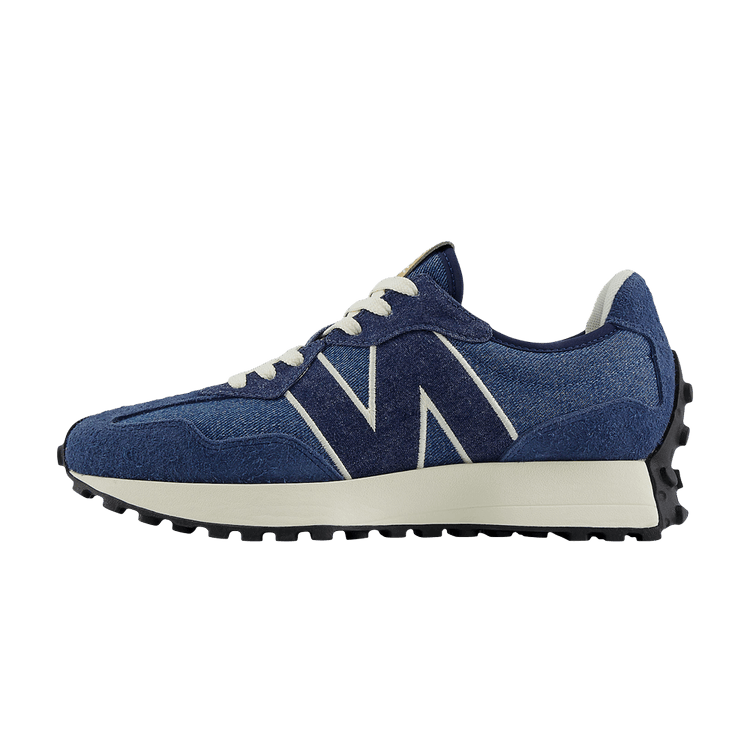 New Balance 327 Denim zijaanzicht met donkerblauw denimuppers, crèmekleurige zool en zwarte loopzool