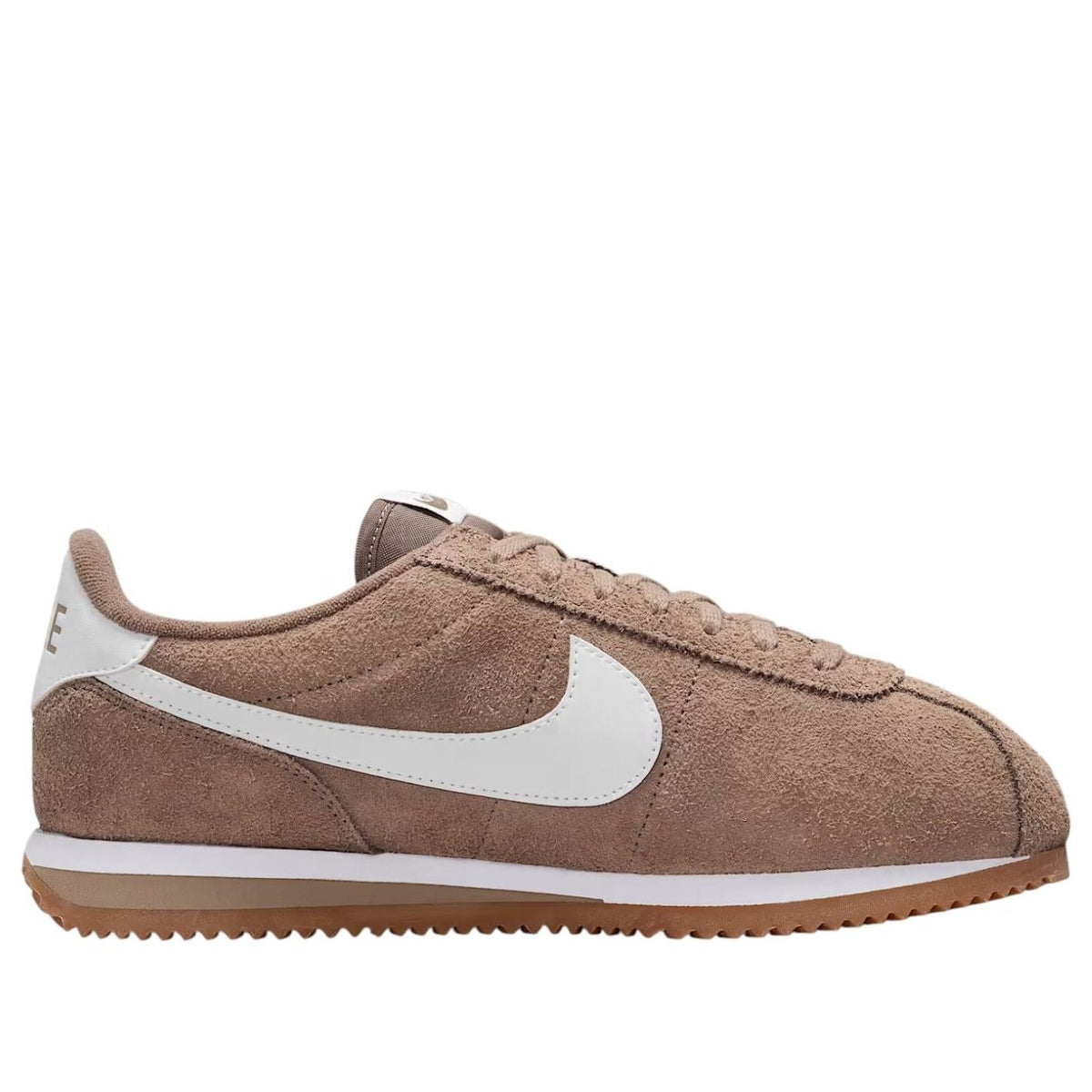 Nike Cortez Vintage Medium Curry, driekwart vooraanzicht met taupe suède, wit swoosh en bruinige zool