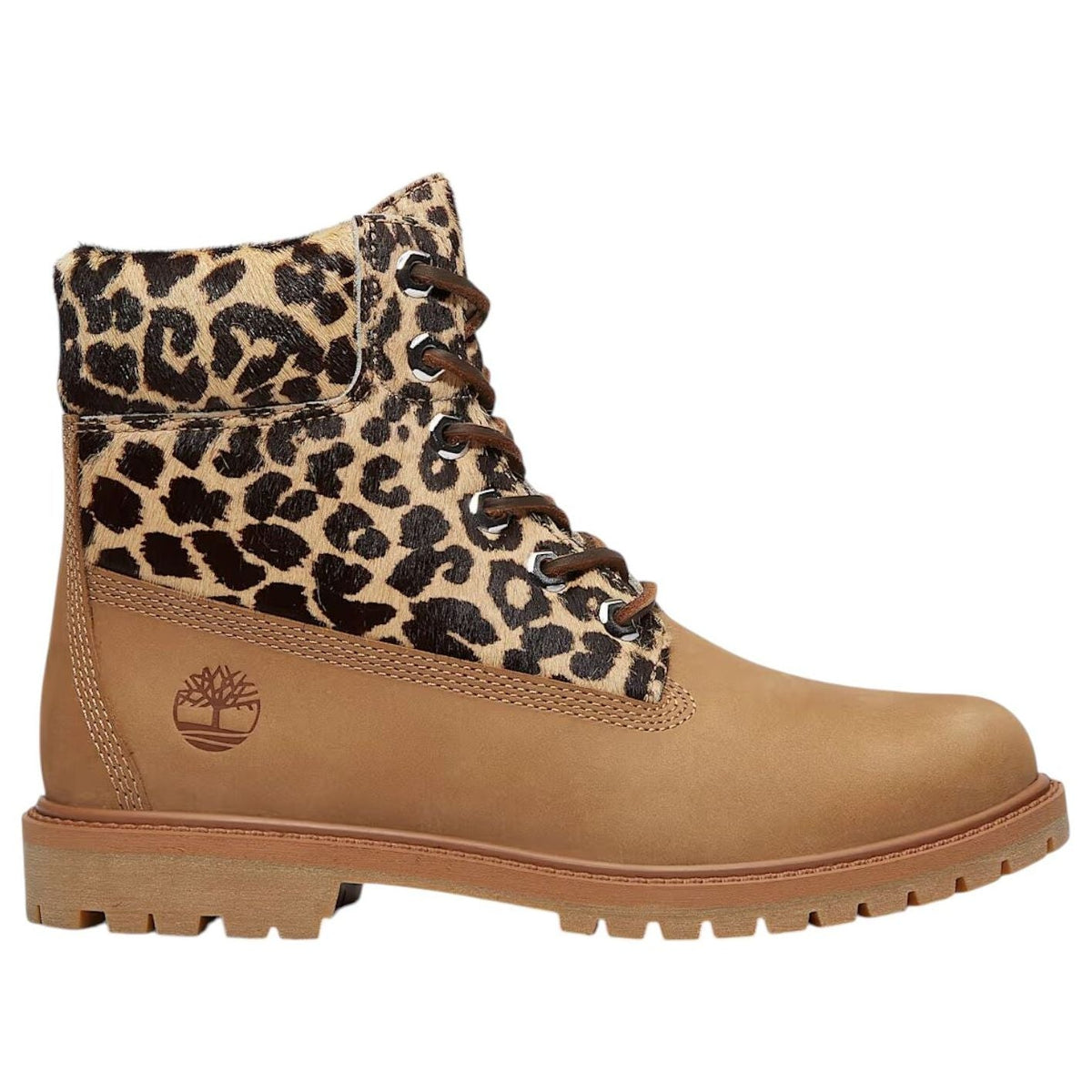 Timberland 6" Premium Boot Leopard Print Beige Nubuck, zijaanzicht met bruine veters en gestructureerde bruine zool