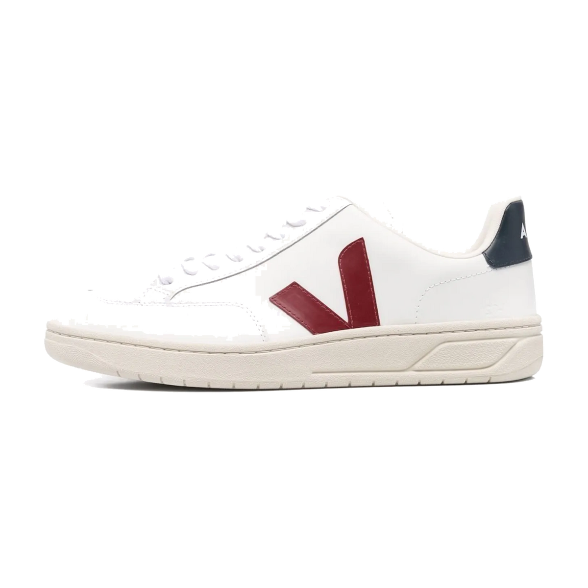 Veja V-12 Leather White Marsala Nautica, zijaanzicht met wit leer, rood V-logo en donkerblauwe hielkap
