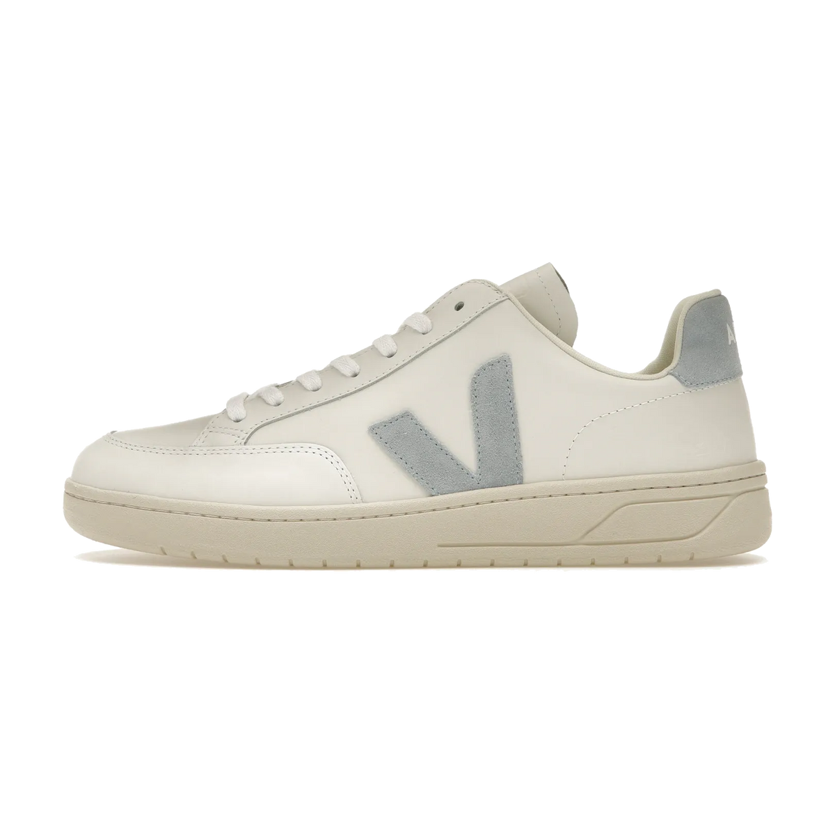 Veja V-12 White Steel zijaanzicht, wit leer met grijs suède V-logo en witte vetersluiting