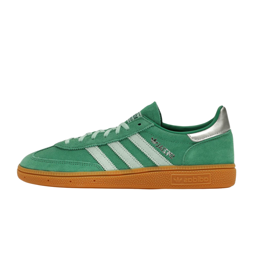 adidas Handball Spezial Semi Court Green Clear Mint Gum, zijaanzicht met groen suède, contrasterende mint strepen en gumzool