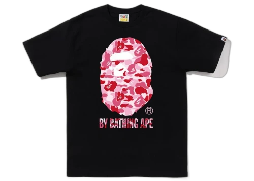BAPE ABC Camo By Bathing Ape Tee Black/Pink, vooraanzicht met roze camouflageprint op zwart katoenen shirt