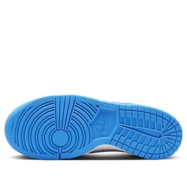 Nike Dunk Low Light Silver Sail Light Photo Blue (GS), zoolprofiel toont blauw geribbelde rubber met Nike-details