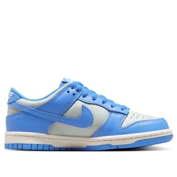 Nike Dunk Low Light Silver Sail Light Photo Blue (GS), driekwart aanzicht met blauw-beige colorway en Nike Swoosh