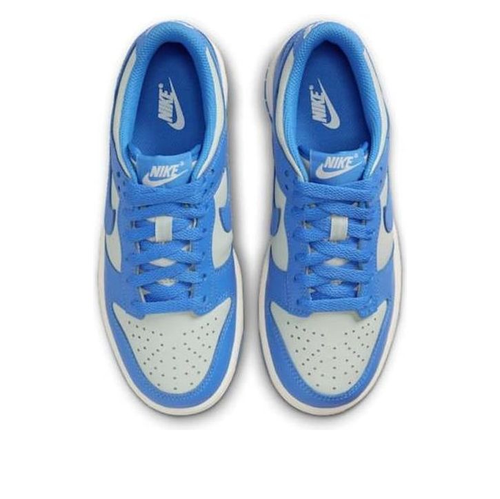 Nike Dunk Low Light Silver Sail Light Photo Blue (GS), bovenaanzicht met blauw-beige samenspel en Nike branding