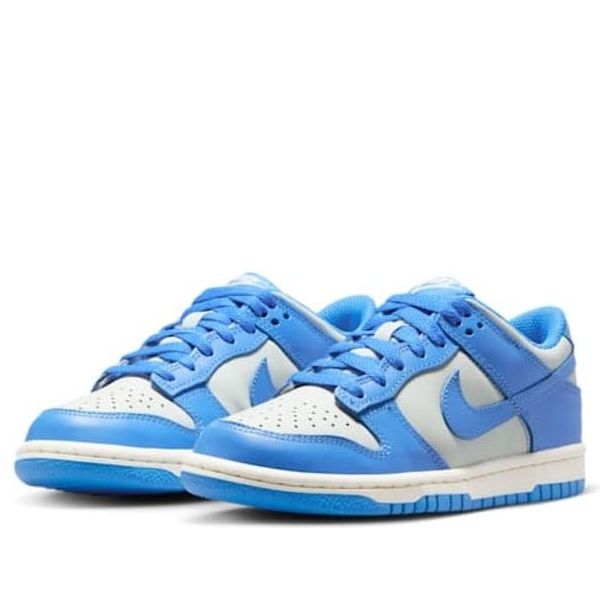 Nike Dunk Low Light Silver Sail Light Photo Blue (GS), paar samen vooraanzicht met blauw bovenstuk en beige panelen