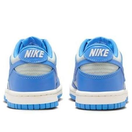 Nike Dunk Low Light Silver Sail Light Photo Blue (GS), achteraanzicht paar met blauw hieltab en witte zoolbasis