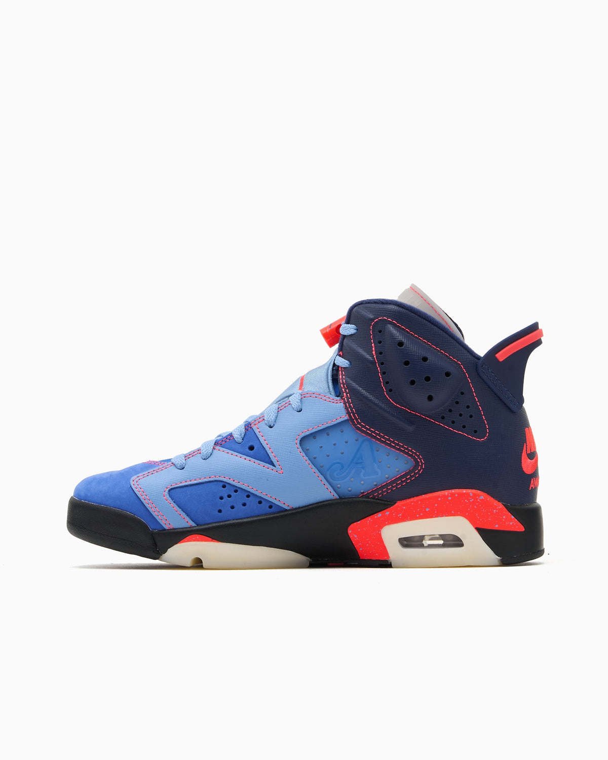 Jordan 6 Retro Awake NY Midnight Navy, driekwart aanzicht met geplooide omslag en rode accenten op hiel