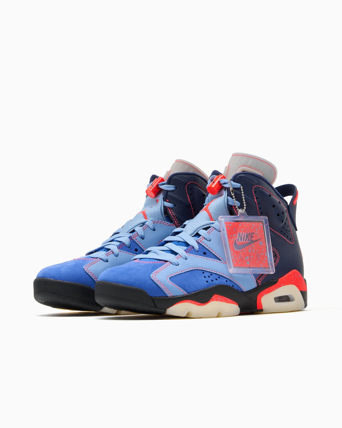 Jordan 6 Retro Awake NY Midnight Navy, paar samen vooraanzicht met labelkaartje en vetersluiting