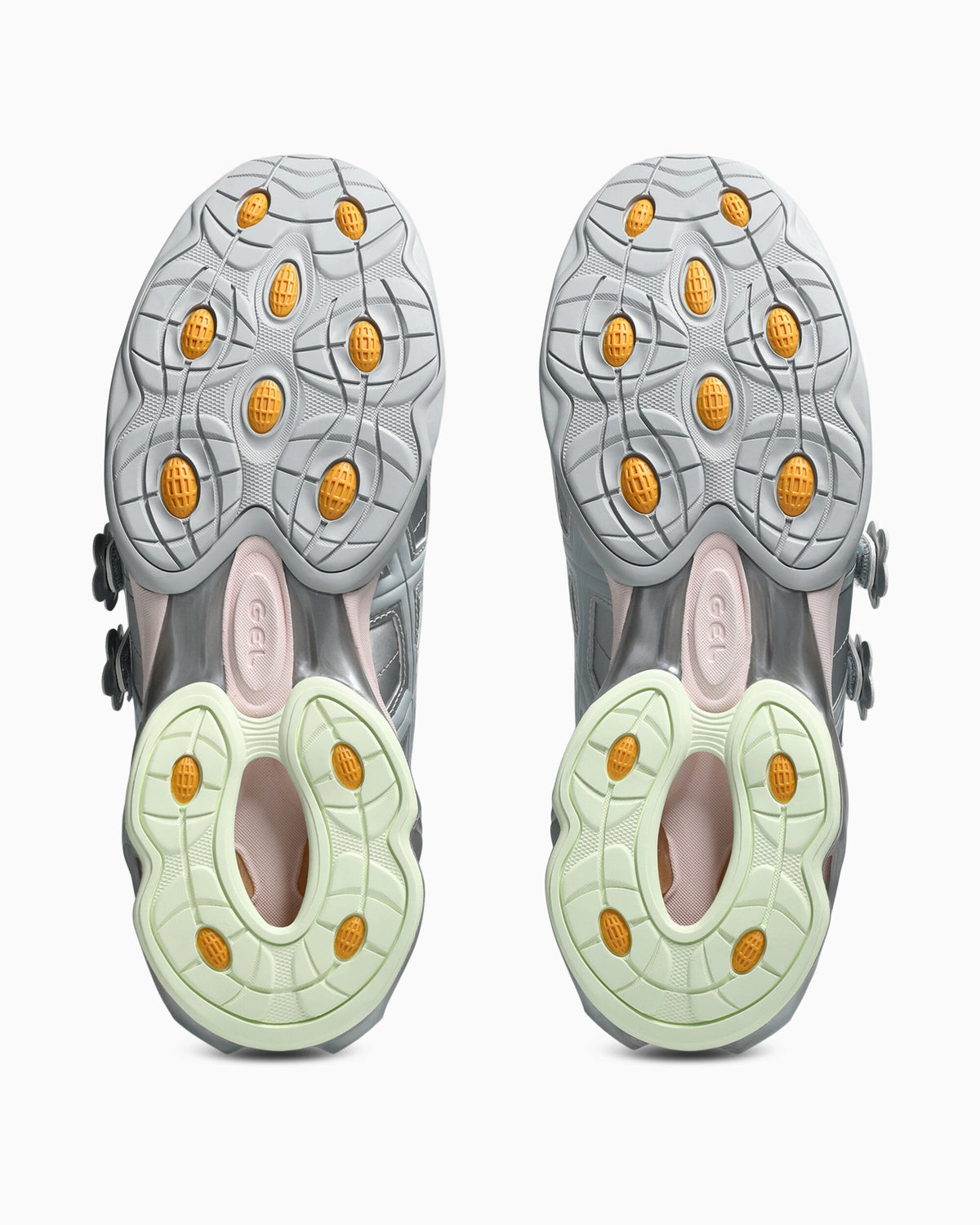 ASICS Gel-Kinetic FR Cecilie Bahnsen Piedmont Grey, zoolprofiel met gele trekknoppen, roze en beige demping in twee lagen