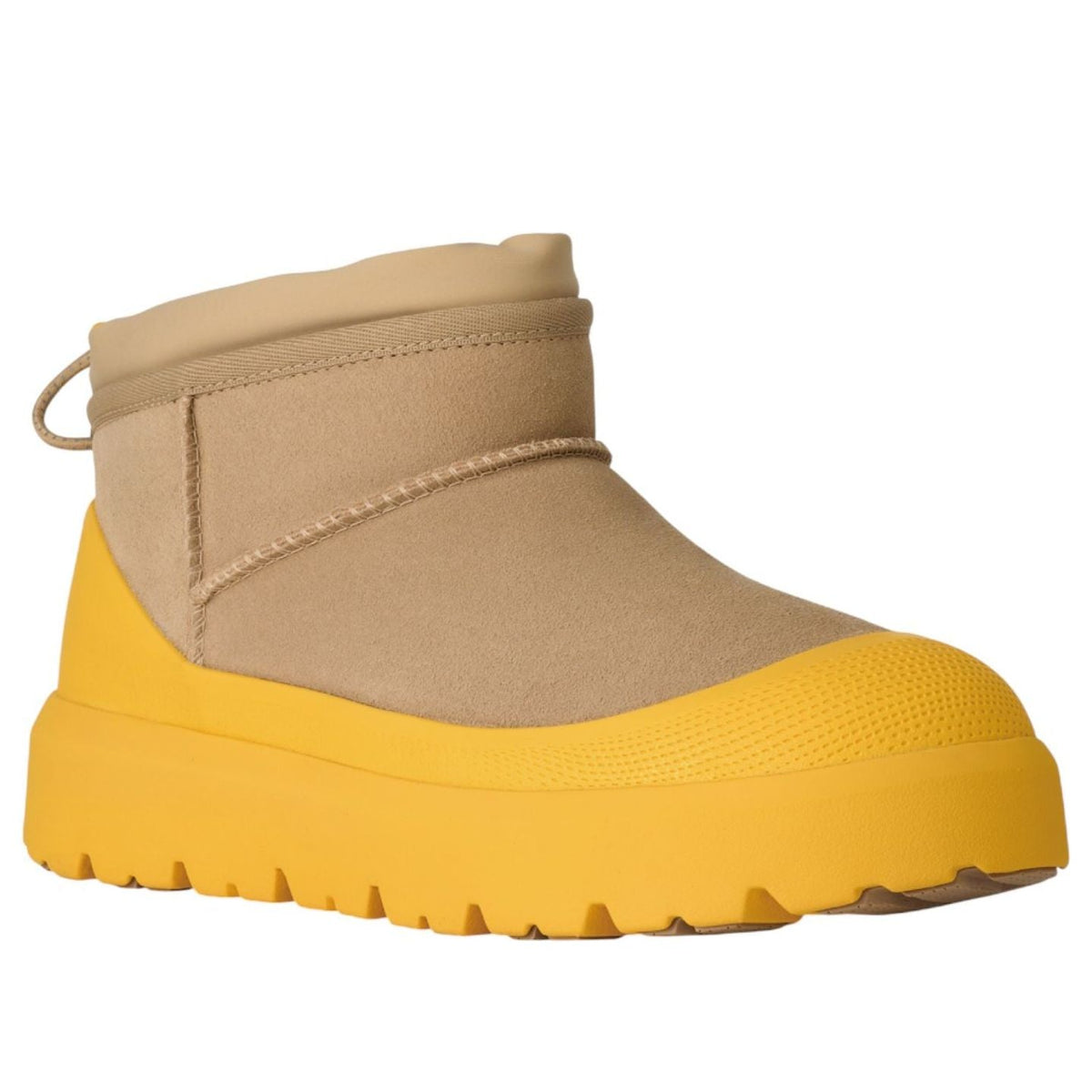 UGG Classic Ultra Mini Weather Hybrid Boot, driekwart aanzicht toont beige stoffering en geel platform met profiel