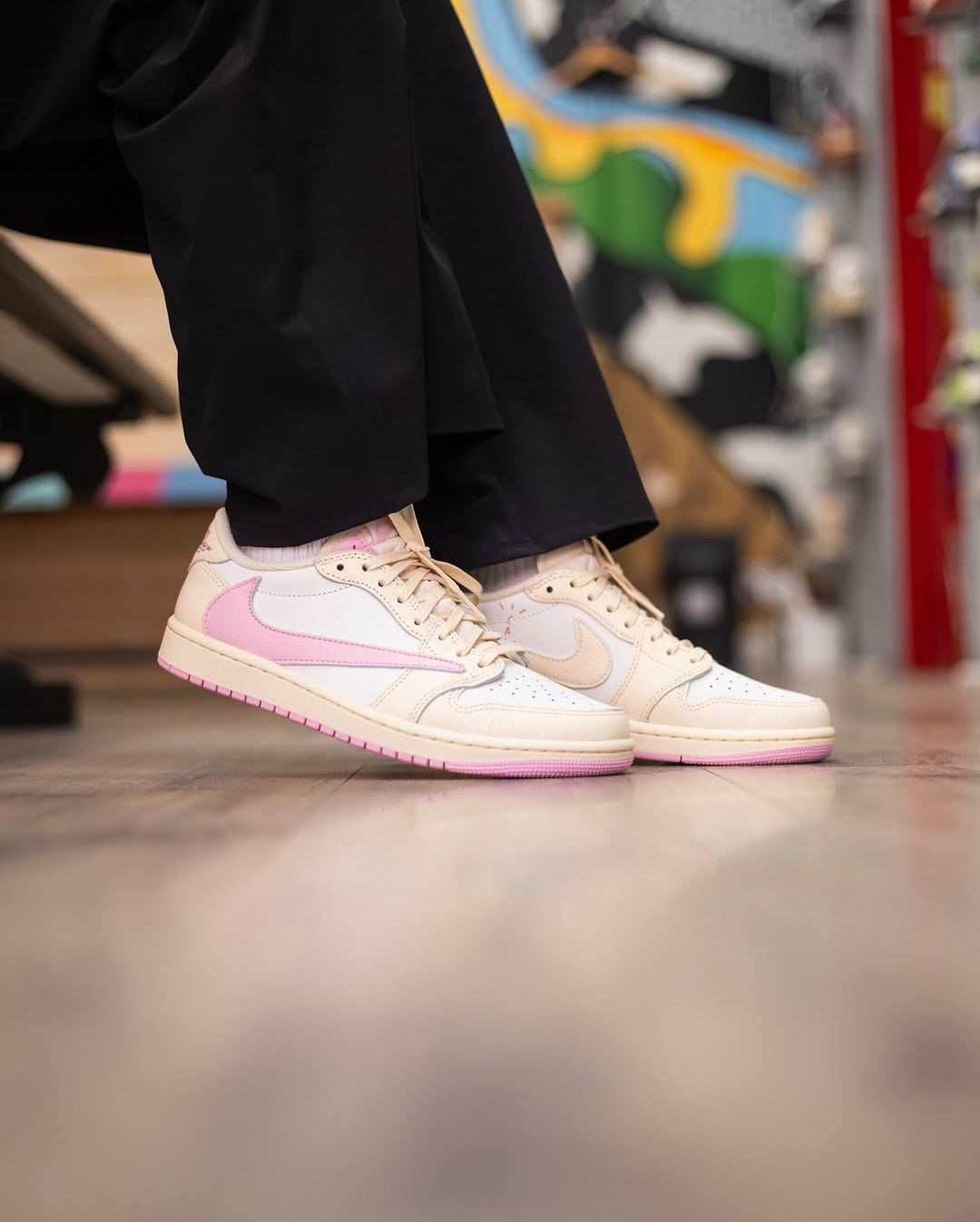 Nieuwe Travis Scott Air Jordan 1 Low Shy Pink dropt deze mei
