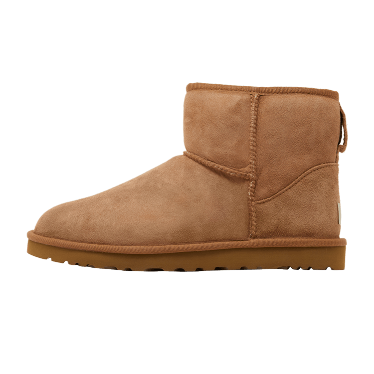 UGG Classic Mini Boot Chestnut zijaanzicht, suède camel boot met gestikelde naden en geribbelde zool