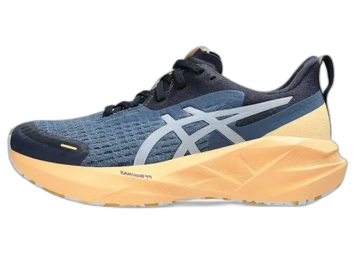 ASICS Novablast 5 Lite Show zijaanzicht met blauwe mesh-bovenwerk, witte strepen en opvallende oranje zool
