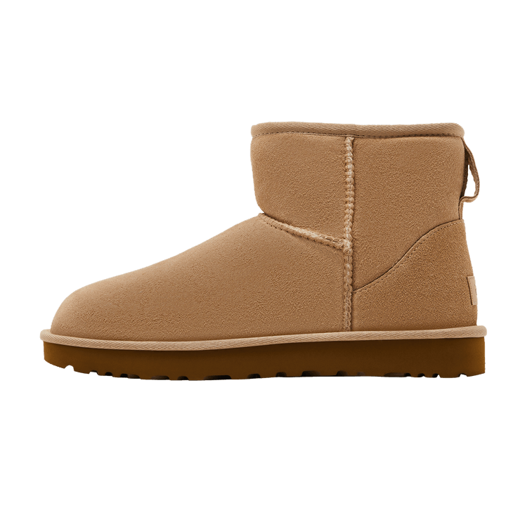 UGG Classic Mini II Boot Sand, zijaanzicht met beige suède en dikke rubberzool