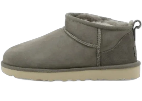 UGG Classic Ultra Mini Boot Dried Oregano, zijaanzicht met grijsgroene suède en crèmekleurige zool