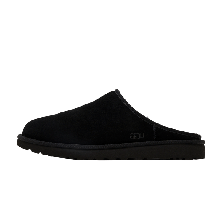 UGG Classic Slip-On Black, zijaanzicht van de pantoffel in zwart suède met dikke rubber zool