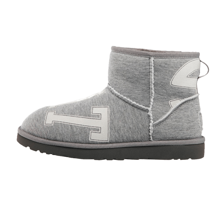 UGG x Telfar Fleece Mini Heather Grey, zijaanzicht met grijze fleece, wit logo en zwarte zool