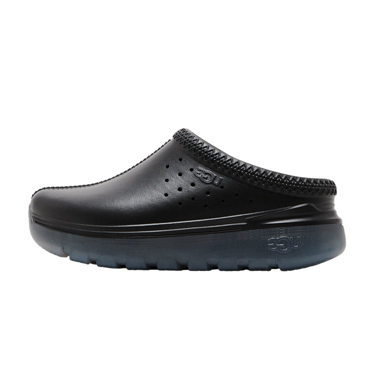UGG Tasman Sport Slipper Black, zijaanzicht met zwart lederen bovenwerk, geventileerde gaatjes en grijsblauwe dikke zool