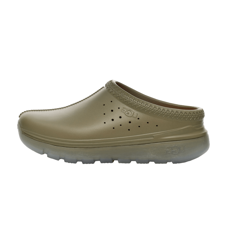 UGG Tasman Sport Slipper Olive, zijaanzicht van de gesloten slof met geperforeerde details en dik geboefde zool