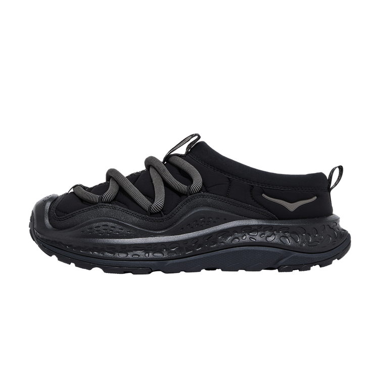 Hoka One One Ora Primo Black, zijaanzicht met zwarte upper, grijze accenten en dikke zool met textuur, vooraanzicht
