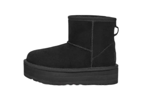 UGG Classic Mini Platform Boot Black (Kids), zijaanzicht zwart suède bootje met dikke platform zool en loophaak