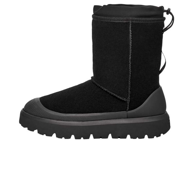 UGG Classic Short Weather Hybrid Boot Black, zijaanzicht met suède bovenkant, rubberen zool en trekkussentje