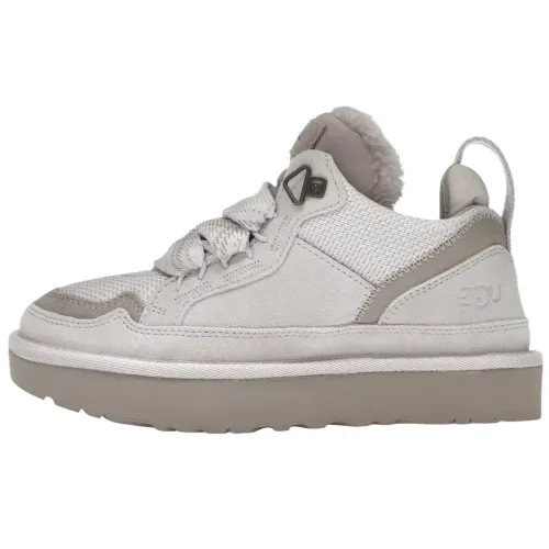 UGG Lowmel Ceramic zijaanzicht met witte textuur, beige suède details en dik platformzool