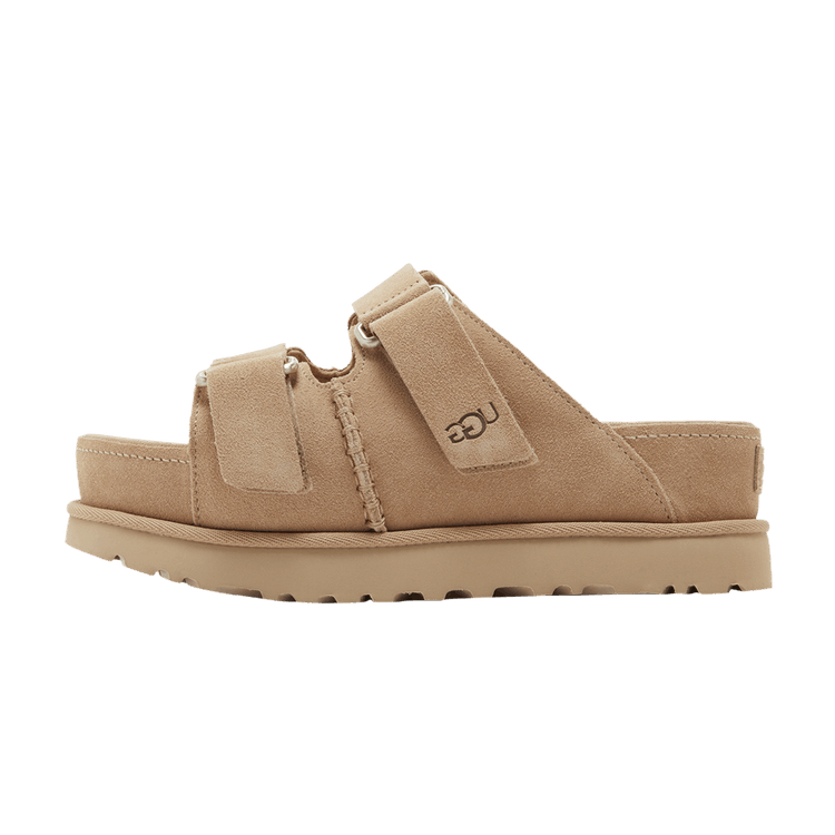 UGG Goldenstar Hi Slide Sand, zijaanzicht met beige suède, brede bandjes en geribbelde zool